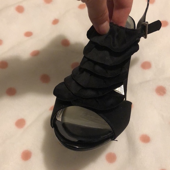 New black heels - Picture 2 of 6